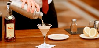 Cómo preparar un cocktail Brandy Alexander