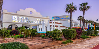 Fachada de Playaballena Aquapark & Spa Hotel con palmeras y otros árboles