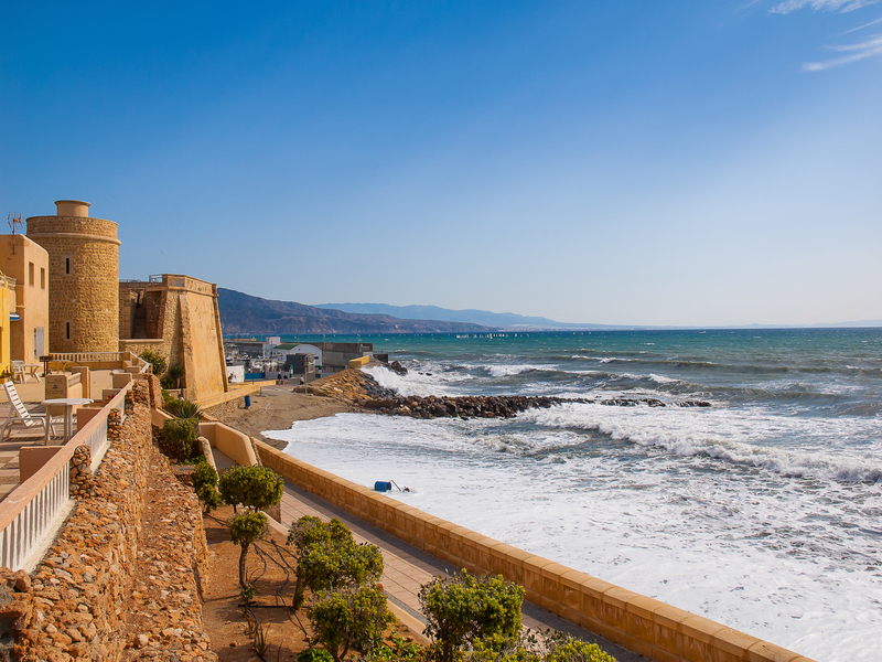 Castillo de Santa Ana con mar de fondo y vegetación en Roqueta de Mar