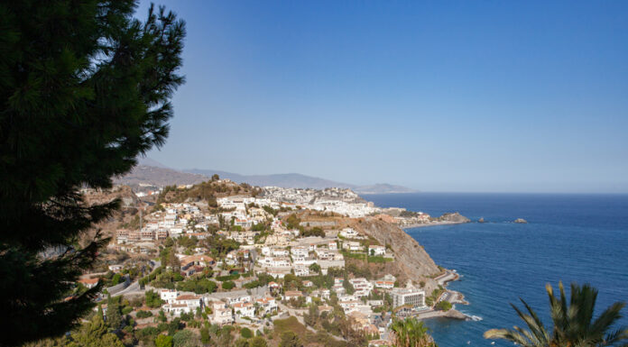 Vistas de la costa tropical de Almuñécar con el Mar Mediterráneo y vegetación de fondo
