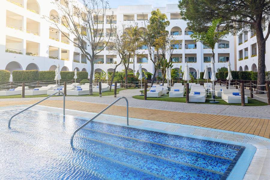Vistas de la zona VIP de Playacartaya Aquapark & Spa Hotel con la piscina y las tumbonas de fondo