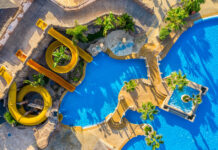 Vista aérea de la piscina y toboganes de Zimbali Playa Hotel