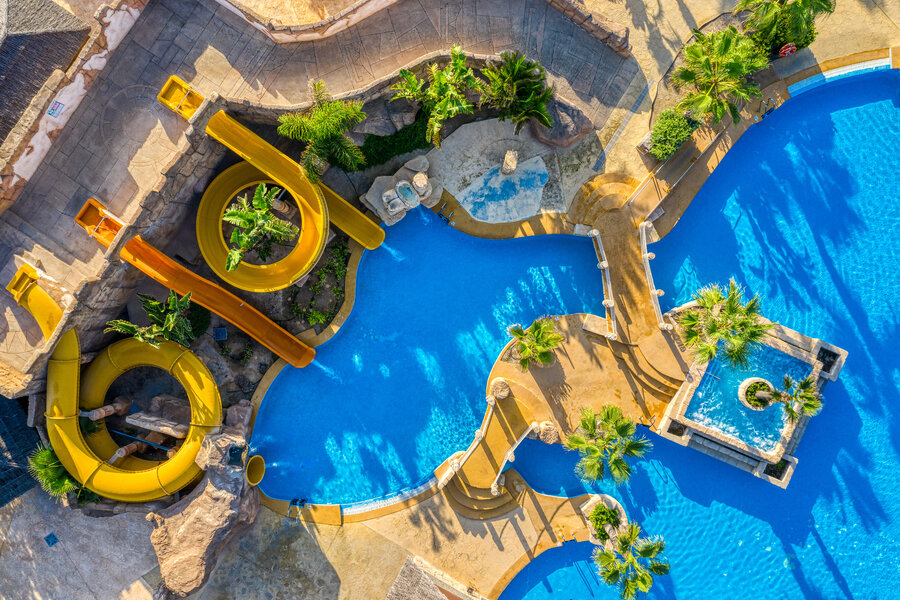 Vista aérea de la piscina y toboganes de Zimbali Playa Hotel 